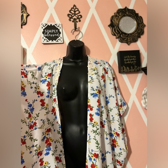Floral Lace Kimono - Picture 2 of 6